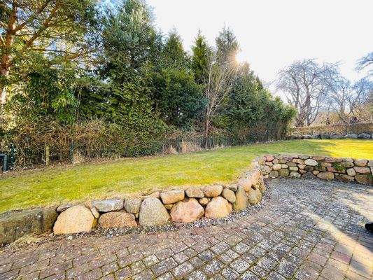 Sitzmöglichkeit auf dem Grundstück.jpeg