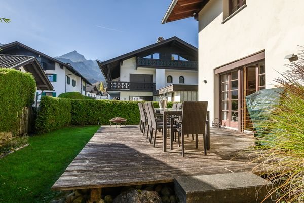 Sonnige Terrasse mit Alpspitzblick