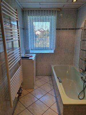 Bad mit Fenster, Wanne, Waschbecken 