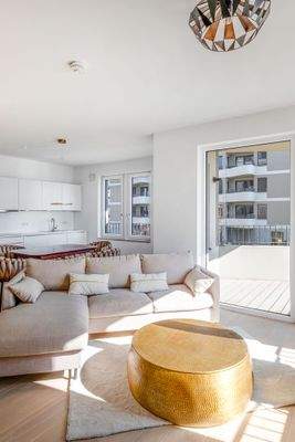 Blick auf den Balkon und die offene Küche