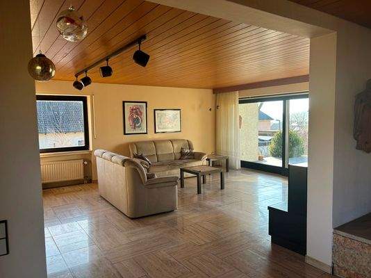 Geräumiges Wohnzimmer