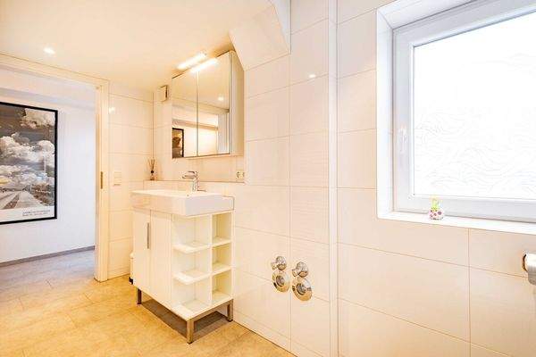 Saniertes Tageslichtbadezimmer