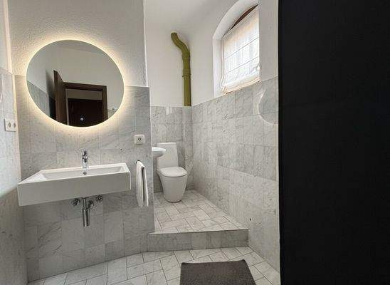 WC im OG (KI-generierte Einrichtung)