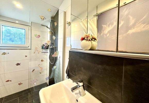 Badezimmer aus ca. 2022 im Erdgeschoss