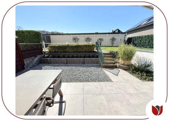 Terrasse mit eigener, kleiner Grünfläche