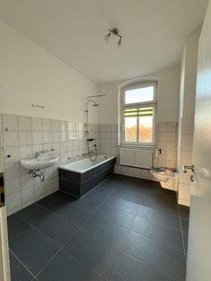 Bad mit Wanne und Fenster 