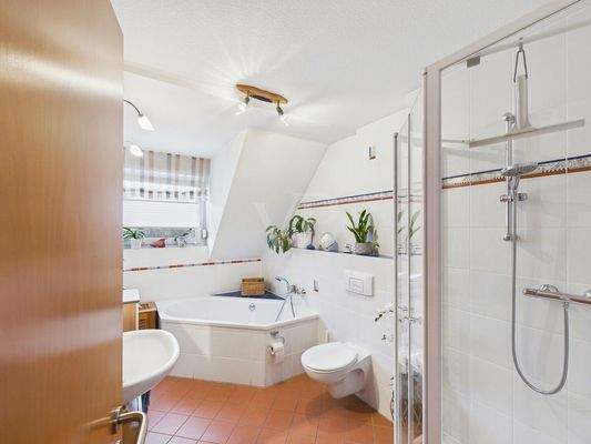 Badezimmer mit Badewanne und Dusche