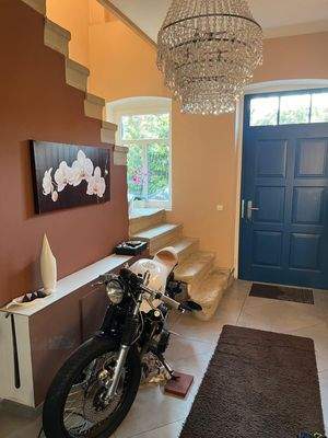 Eingangsbereich mit historischer Sandsteintreppe