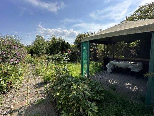Garten mit Pavillon