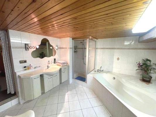 Bad mit Wanne u. Dusche