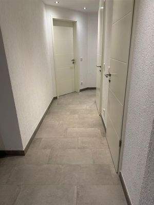 Neuer, hellerer Fußboden im Flur