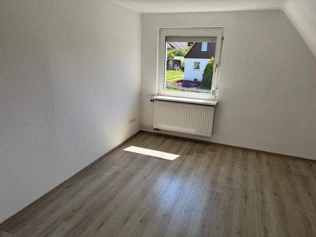 Sehr schöne 5 Zimmer Maisonette in einem Zweifamilienhaus mit Gartennutzung und großen Balkon - Photo 2