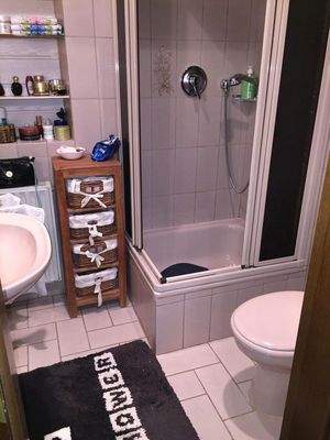 Duschbad mit WC und Waschtisch