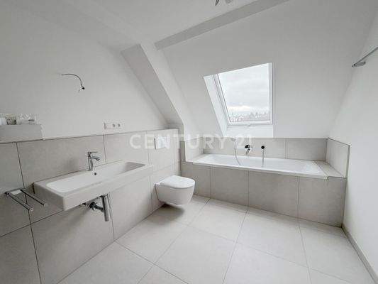 Badezimmer mit Blick Richtung Badewanne