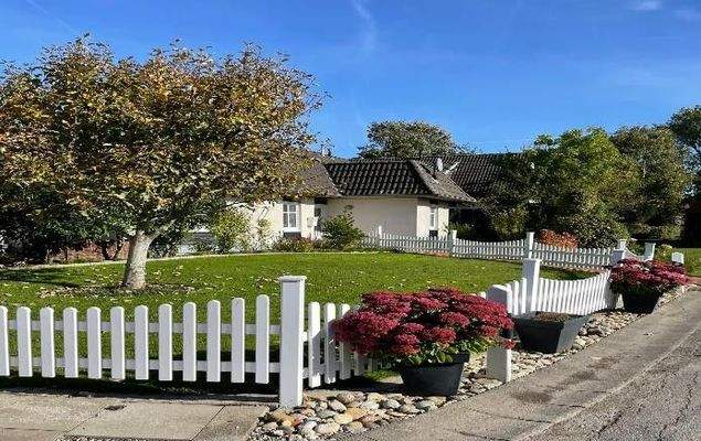 Südwestansicht mit eigenem eingezäuntem Garten.jpg