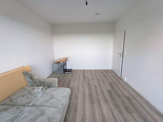 Leeres Zimmer mit Sofa