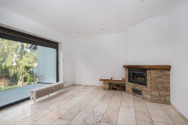 Kaminzimmer mit Blick in den Garten