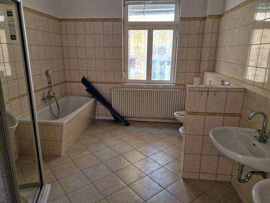 5 - Bad 2 mit Dusche und Wanne.jpg