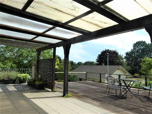 ... mit seitlicher Terrasse