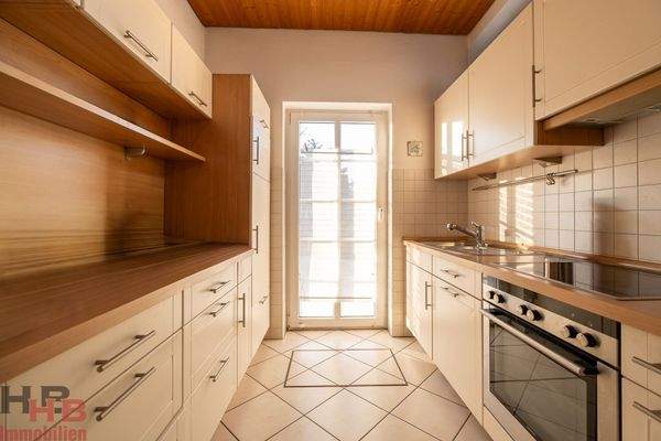 Küche mit Zugang zur Terrasse