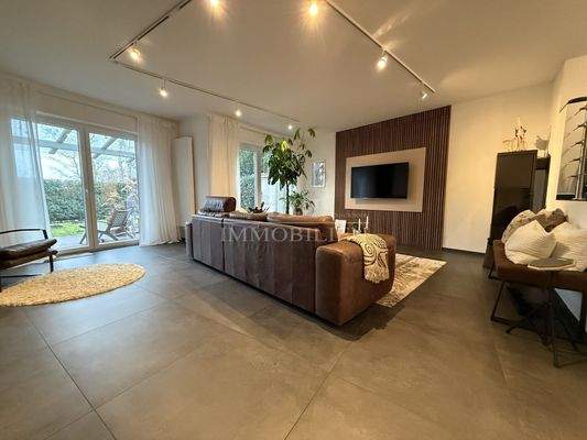 Offenes, lichtdurchflutetes Wohnzimmer