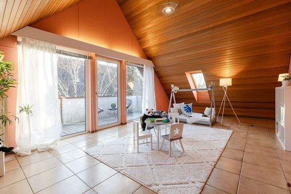 freundliches Kinderzimmer (OG)