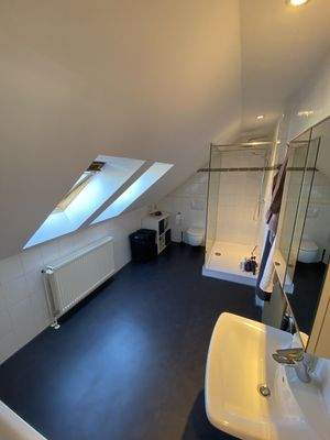 Badezimmer mit Dusche