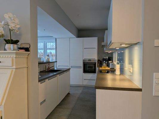 Die große Küche ist gehoben ausgestattet