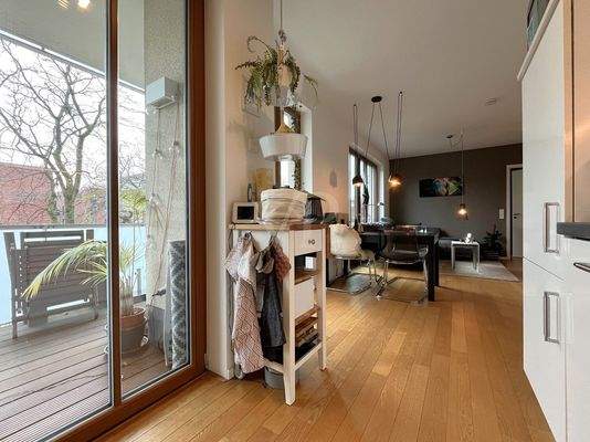 Blick von der Küche in den lichtdurchfluteten Wohnbereich