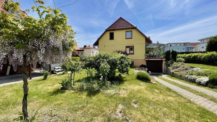 Vorgarten, Einfahrt zur Garage