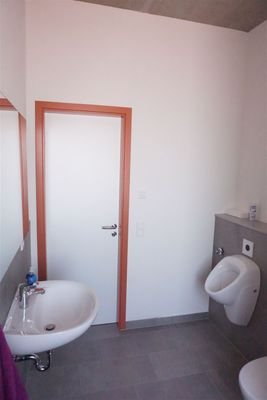 Bad WC, Urinal und Dusche Bild III