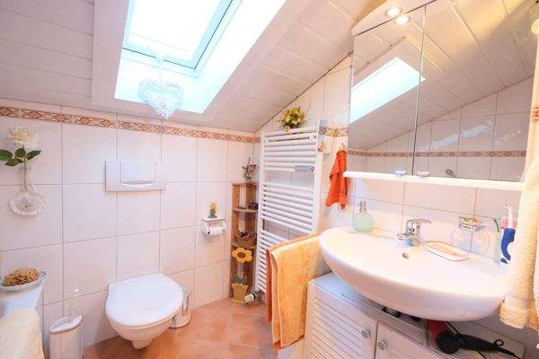 Das Badezimmer im Dachgeschoss