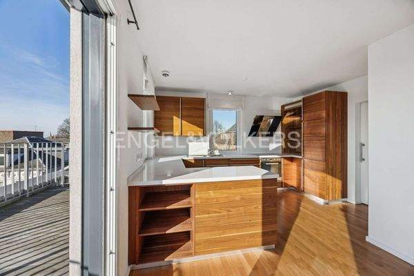 Einbauküche mit Zugang zur Dachterrasse