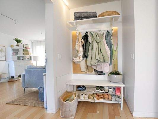 Von der Garderobe ins Wohnzimmer (Einrichtungsbeispiel)