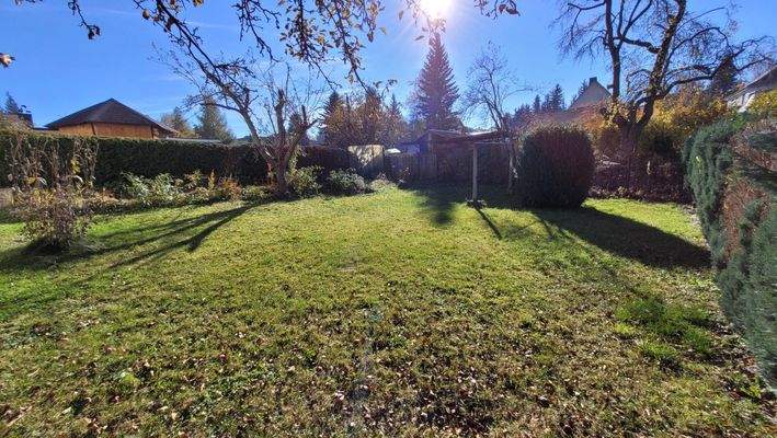 ruhiger gepflegter Garten