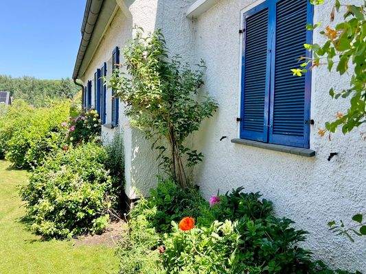 Hausansicht Fensterläden