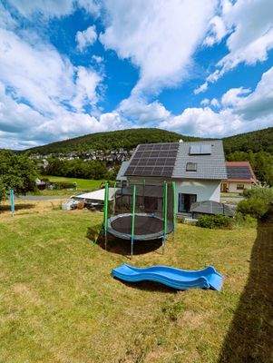 Hausansicht mit Garten 