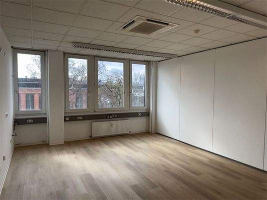 Büro, linker Eingang vom Büro