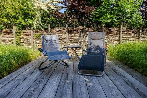 Gartenmöbel auf Holzterrasse