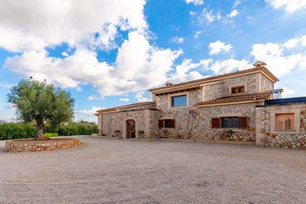 Außenansicht und Zufahrt