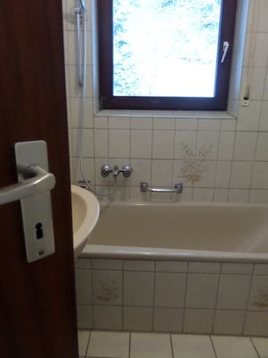 Bad mit Wanne und Fenster