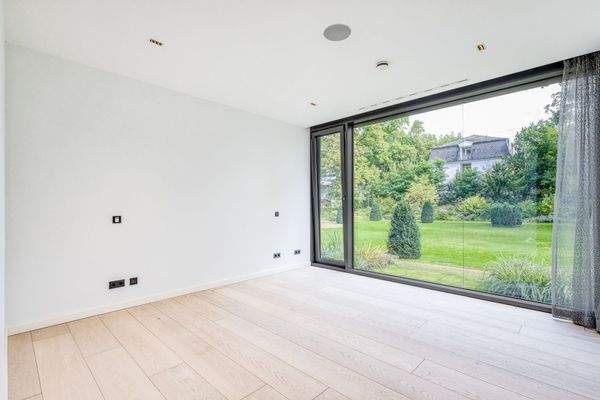 Hauptschlafzimmer mit Bad en Suite und Blick in die Parkanlage