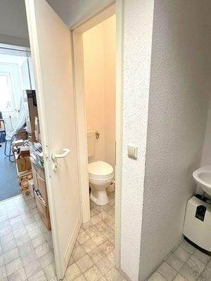 eigenes WC und Waschbecken