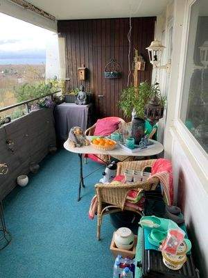 Blick aus dem Wohnzimmer auf den Balkon