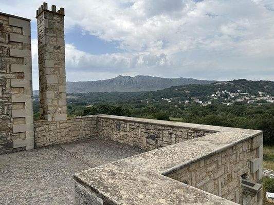Kreta, Armeni Rethymno: 4 Rohbau-Steinvillen auf großem Grundstück zu verkaufen