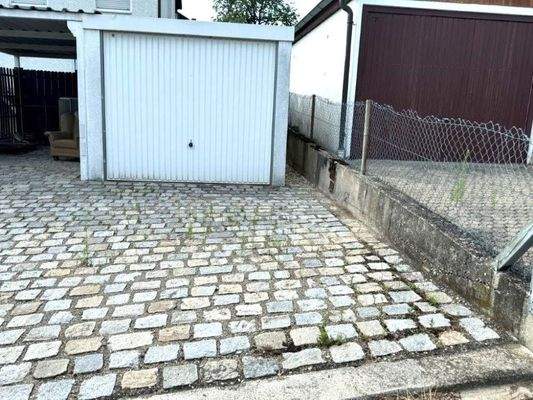 Garage und Außenstellplatz