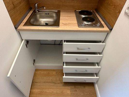 Kleine Küche mit Schränken