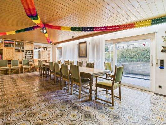 Großer Partykeller mit Bar und Terrasse