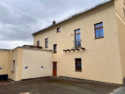 Hinterhof mit 3 Pkw-Stellplätzen