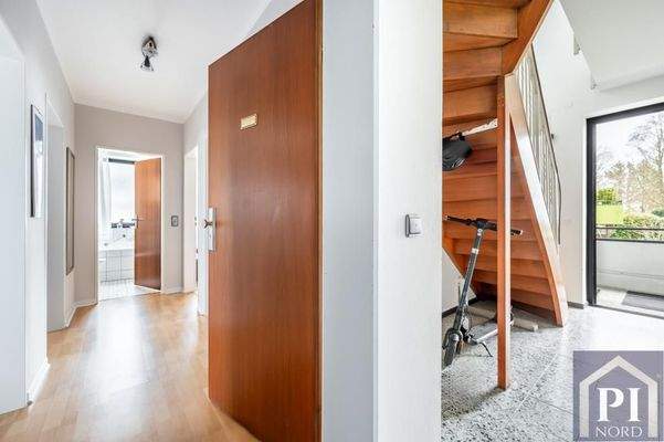 Hausflur mit Blick in die Wohnung